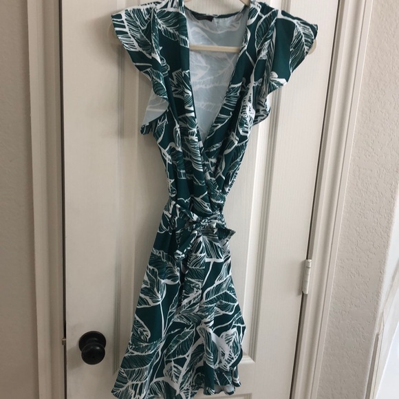 Dresses & Skirts - Flirty Wrap dress